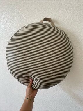 Gathre circle  cushion